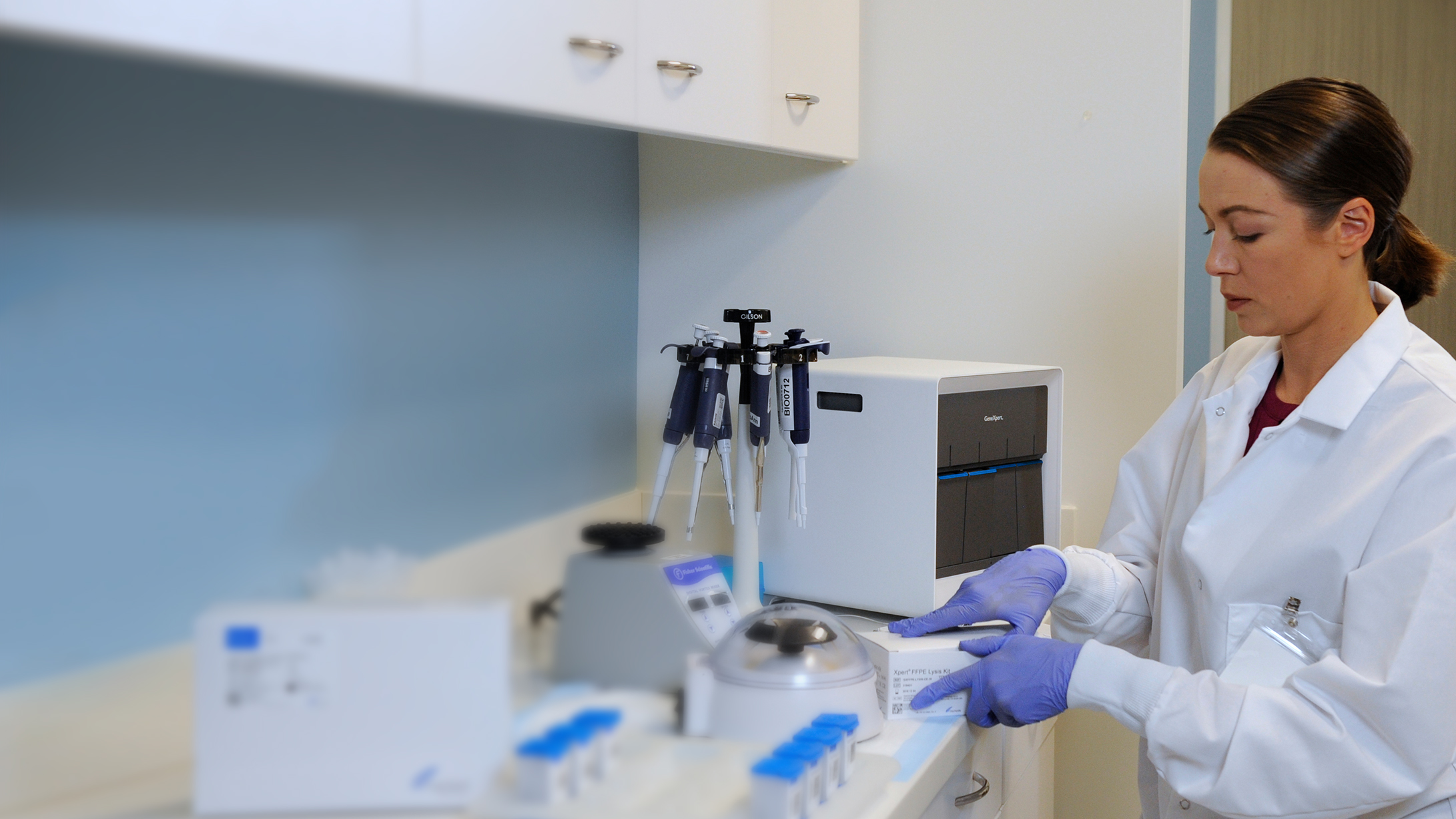 lab technician with molecular diagnostic test 